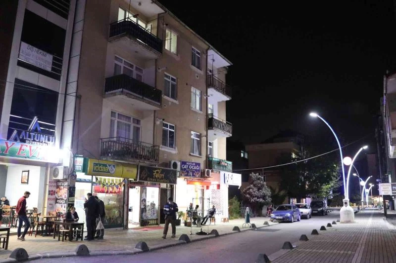 Sevgilisi ile tartışıp balkondan atlamaya kalkışan genci mahalleli kurtardı
