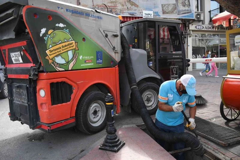 Kuşadası’nda Yağmur Suyu Mazgalları Yağışlar Öncesi Temizlendi
