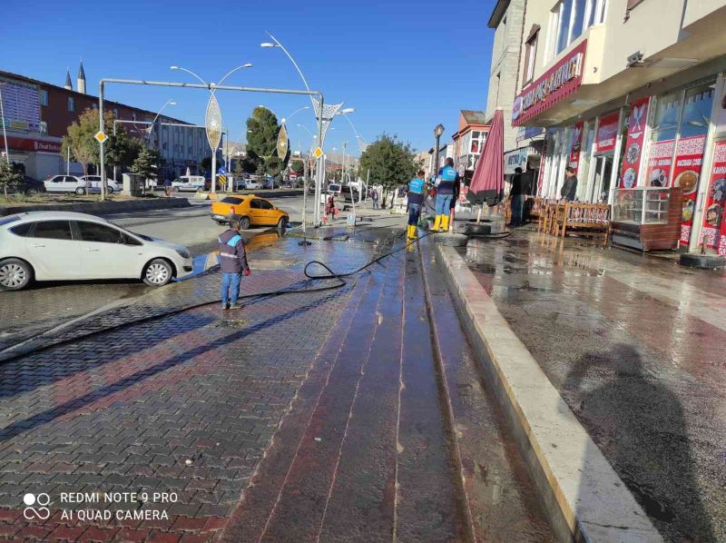Çaldıran Belediyesi ana yolları sabunlu suyla yıkadı
