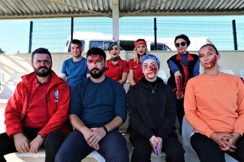 (Özel) Onlar 112 tatbikatlarının vazgeçilmez ’makyaj ustaları’
