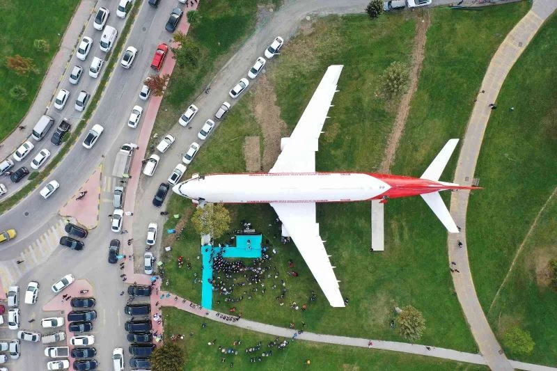 Şehrin göbeğindeki dev uçağı gören dönüp bir daha bakıyor
