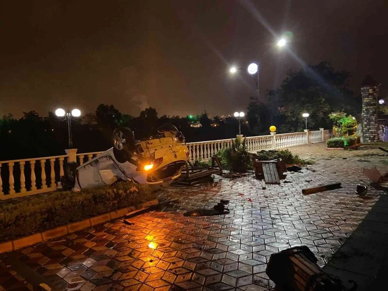 Otomobil sahil bandında takla attı, faciadan dönüldü
