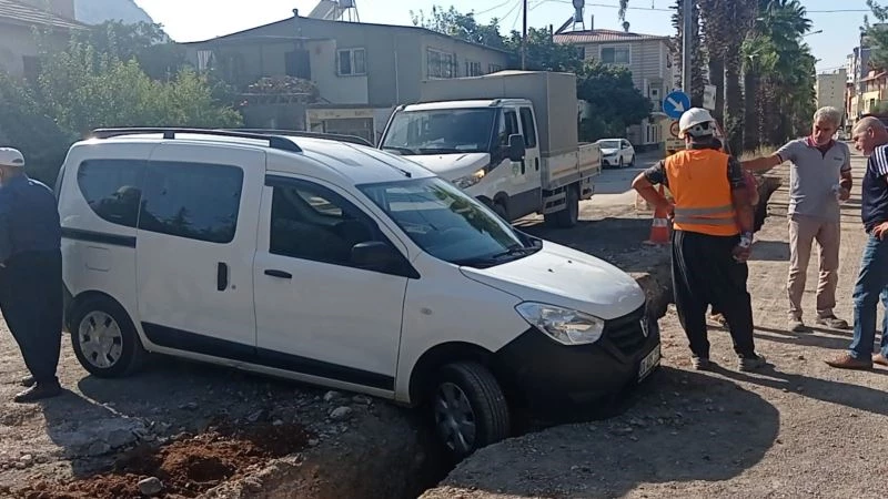 Doğalgaz çukuruna düşen araçta hasar oluştu
