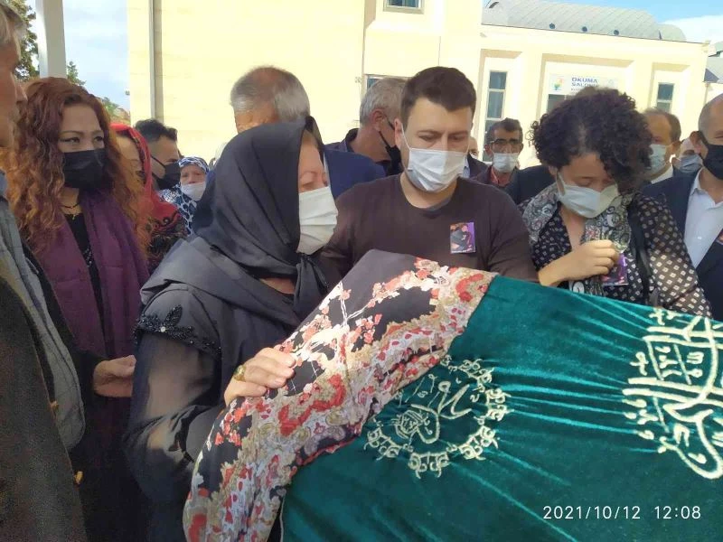 Avcılar’da vahşice öldürülen kadın gözyaşları içinde son yolculuğuna uğurlandı
