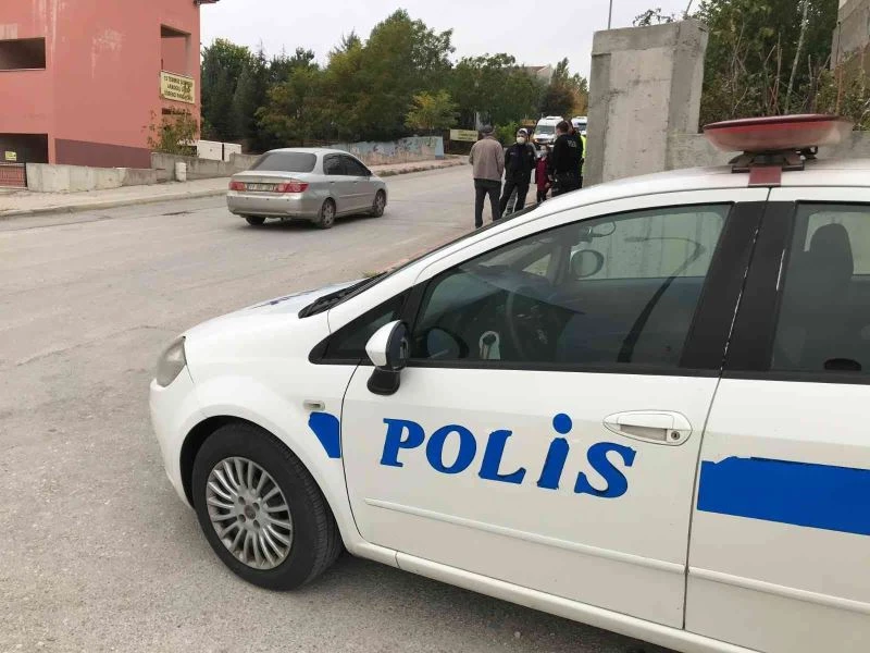Okul servisinden inip yola fırlayan öğrenciye otomobil çarptı
