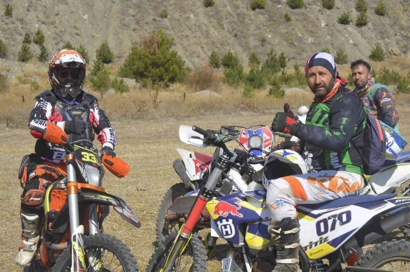 Motosiklet tutkunları kömür döküm sahasında  buluştu
