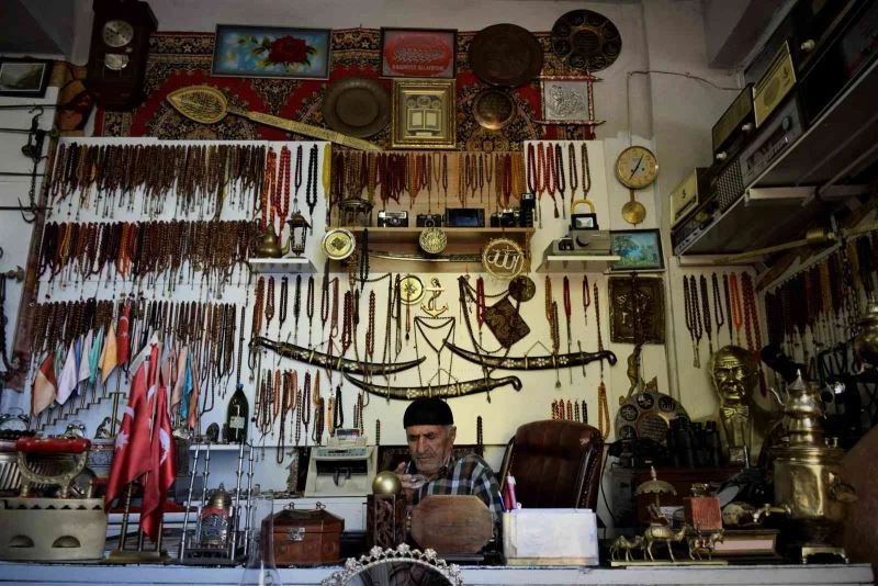 (Özel) Yıllarca topladığı giysileri antika eşyalarla takas etti, deposunu müzeye çevirdi
