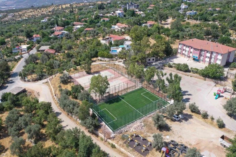 Kaş’ta halı sahalar tamamlandı, çevre düzenlemesi yapılacak
