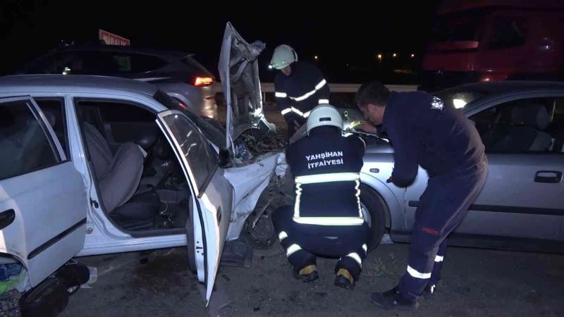 Trafikte korku dolu anlar, bir anda araç üzerlerine uçtu: 3’ü ağır 4 yaralı

