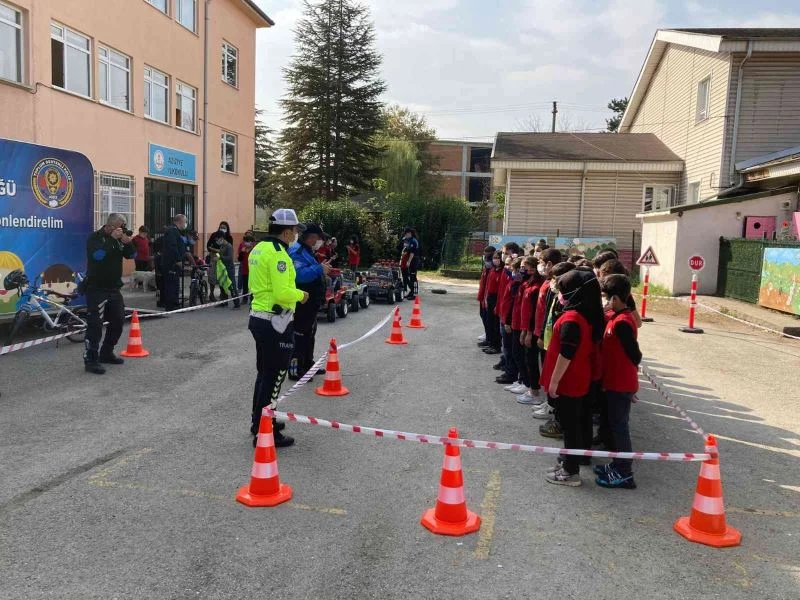 Minikler akülü arabalarla trafiği öğreniyor
