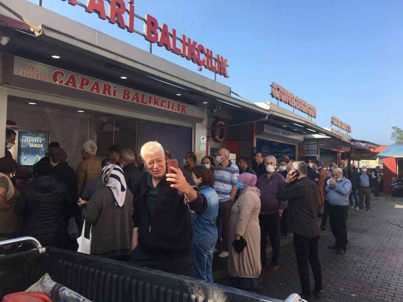 Hamsinin kilosu 5 TL’ye düşünce vatandaş tezgahlara akın etti
