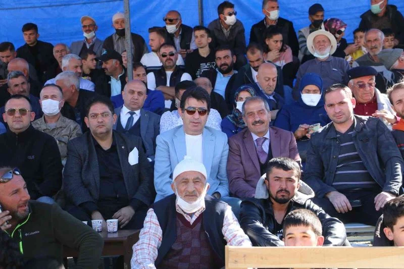 İspir’de panayır coşkusu, geleneksel boğa güreşleri nefes kesti
