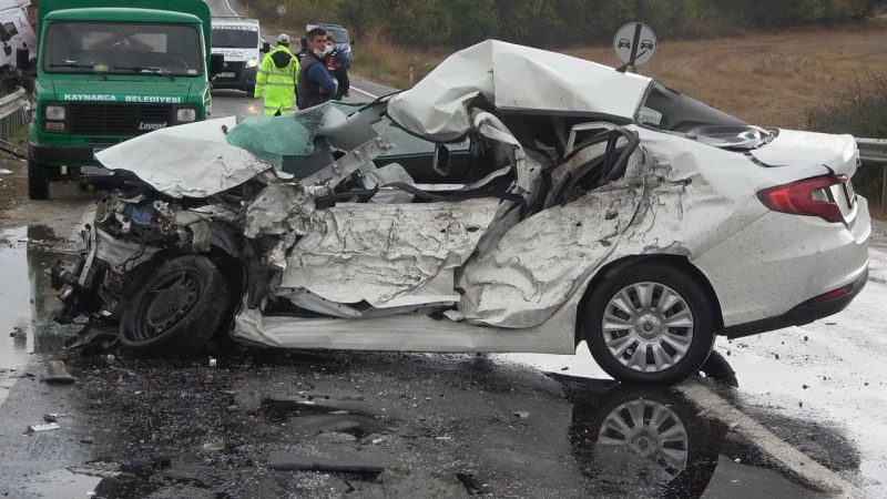 Tır ile otomobil çarpıştı, sürücü sıkışarak can verdi
