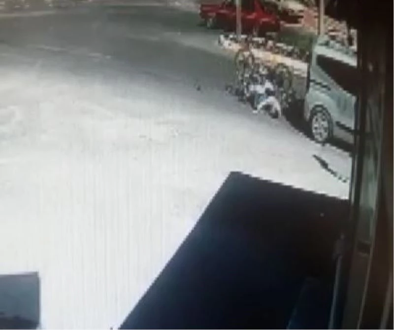 Motosiklet sürücüsü metrelerce yukarıya fırladı: Kaza anı kameralarda