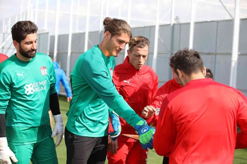 Sivasspor’da kaleci Emre Satılmış’a sürpriz doğum günü kutlaması
