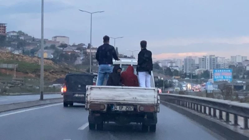 (Özel) Sancaktepe’de 4 kişinin kamyonet kasasındaki tehlikeli yolculuğu kamerada
