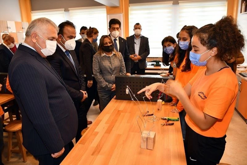 Geleceğin bilişimcileri, müzisyenleri ve sporcularını yetiştirecek atölyeler açıldı
