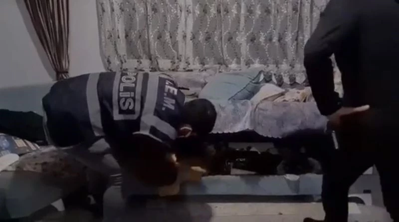 (Özel) İstanbul’da evinde 55 kilogram bonzai bulunan “Çaki” lakaplı zehir taciri yakalandı
