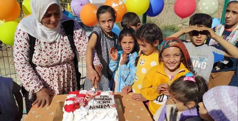 Torunundan 67 yaşına giren babaannesine doğum günü sürprizi
