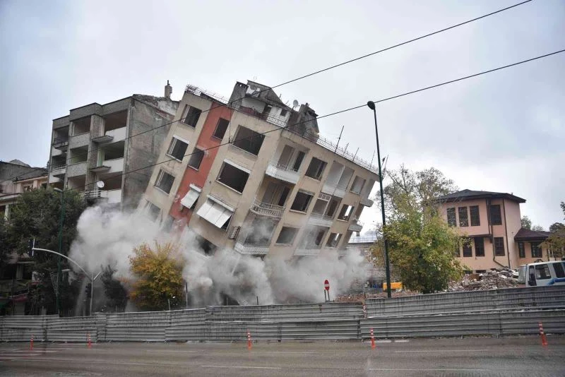 Bursa’da tarihi gölgeleyen 5 katlı bina böyle yıkıldı
