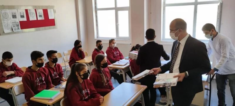 Esendere Belediyesi sınırda bulunan öğrencilere kitap hediye etti
