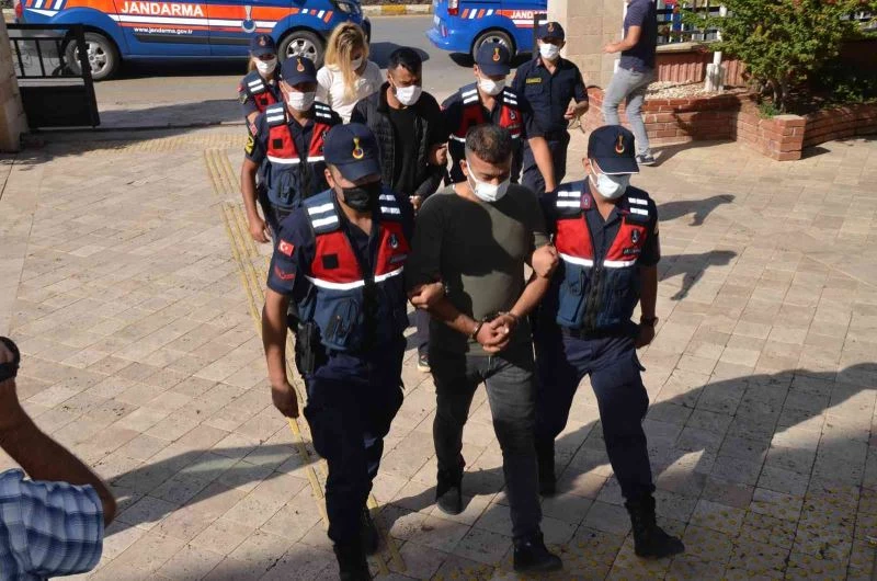 Didim’deki uyuşturucu operasyonunda gözaltındaki 3 şüpheli adliyeye sevk edildi
