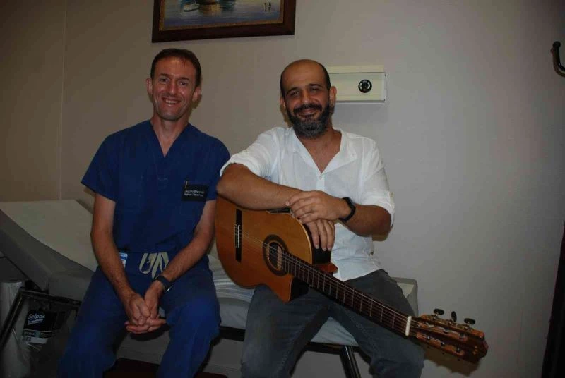(Özel) Meme altı bypass ameliyatı oldu, gitar çalarak doktoruna resital verdi
