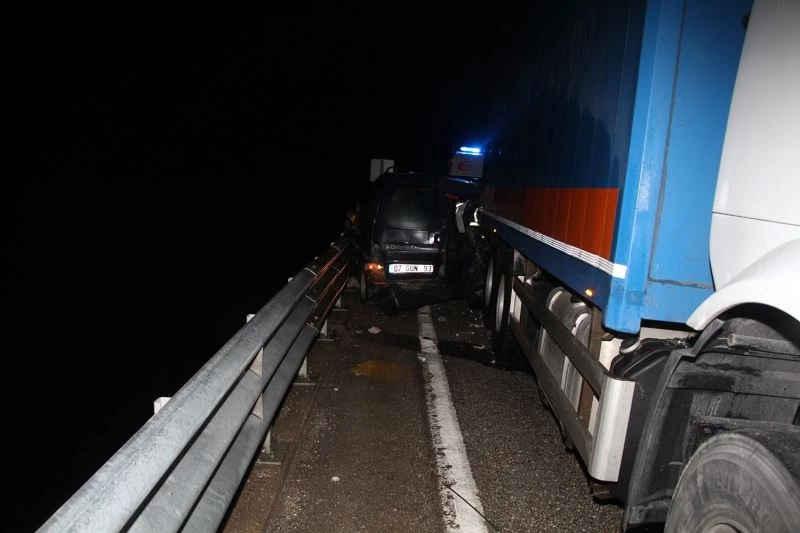 Tır ile bariyer arasına sıkışarak hurdaya dönen hafif ticari otomobilden sağ çıktılar
