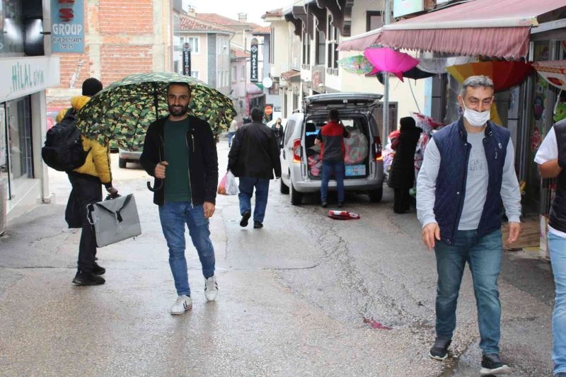 Yağmur yağdı, şemsiye satışları patladı
