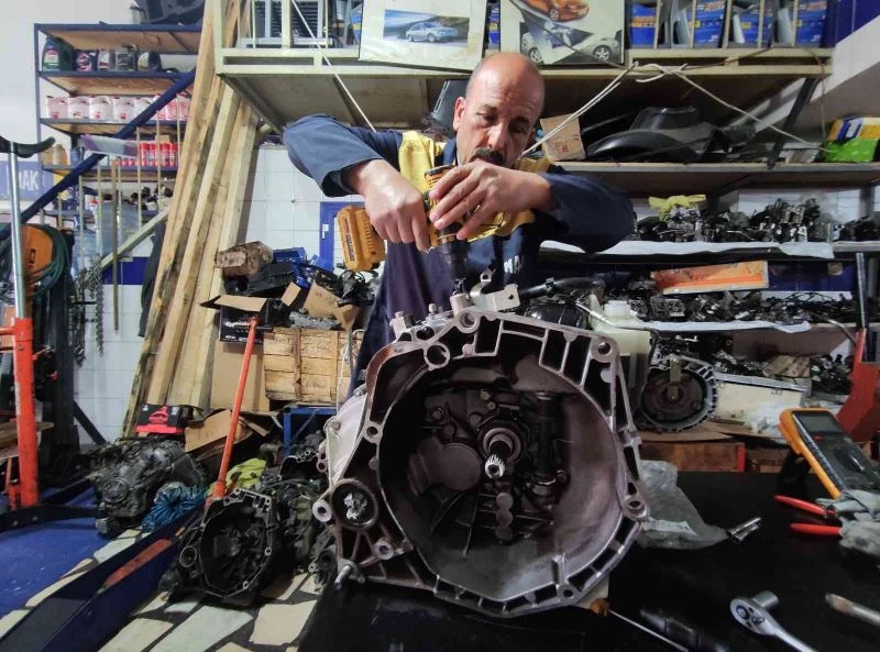 Hurdaya gidecek parçaları tamir edip, araç sahiplerini büyük masraftan kurtarıyor
