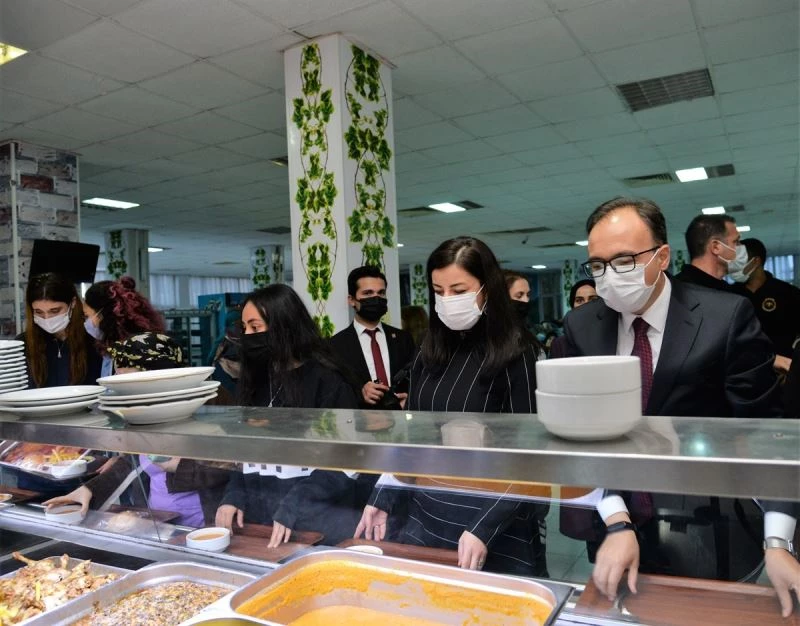 Vali Kızılkaya yurtta kalan öğrencilerle yemek sırasına girdi, birlik yemek yedi
