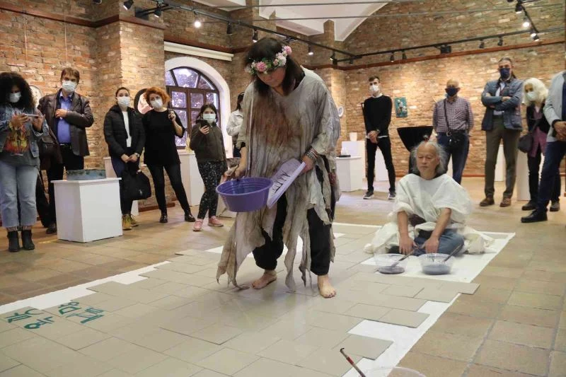 Güney Koreli sanatçılardan anlamlı gösteri
