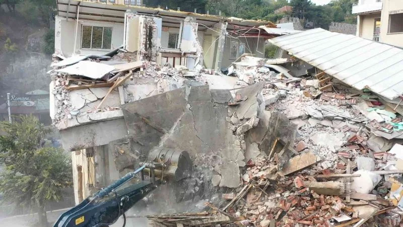 Bursa’nın tarihini gölgeleyen binaların yıkımı drone ile görüntülendi
