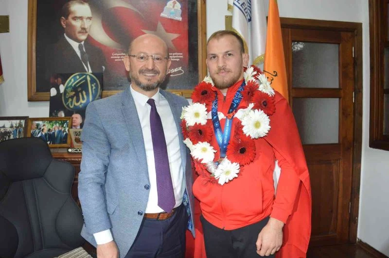 Dünya üçüncüsü Eryılmaz, memleketinde coşkuyla karşılandı
