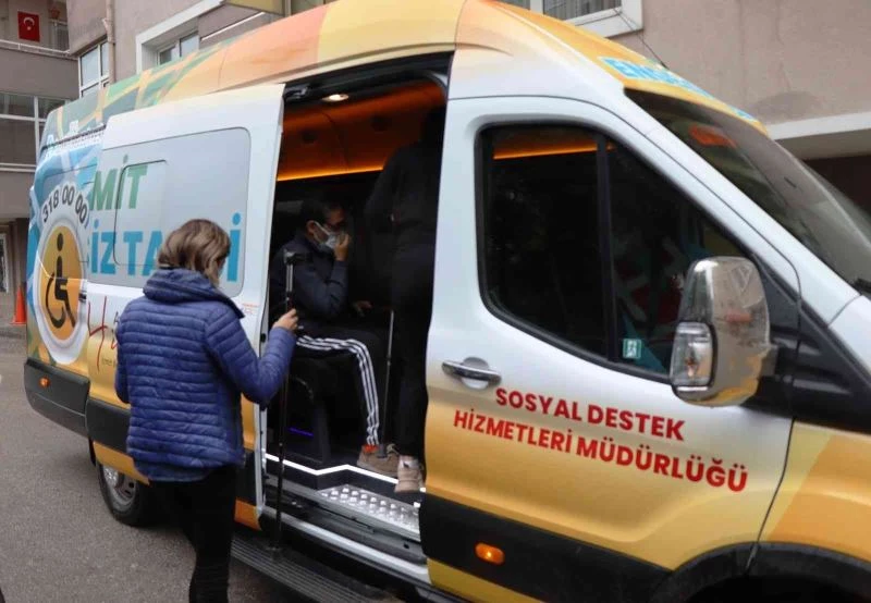 Yürüme güçlüğü yaşayan vatandaşın yardımına engelsiz taksi yetişti
