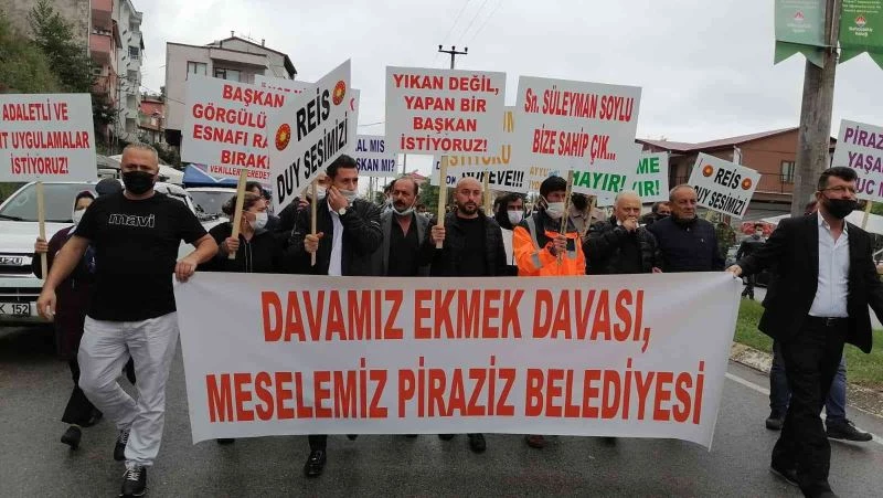 İşyerleri belediye tarafından haksız yere mühürlendiğini iddia eden esnaf ilçede davullu zurnalı protesto yürüyüşü yaptı
