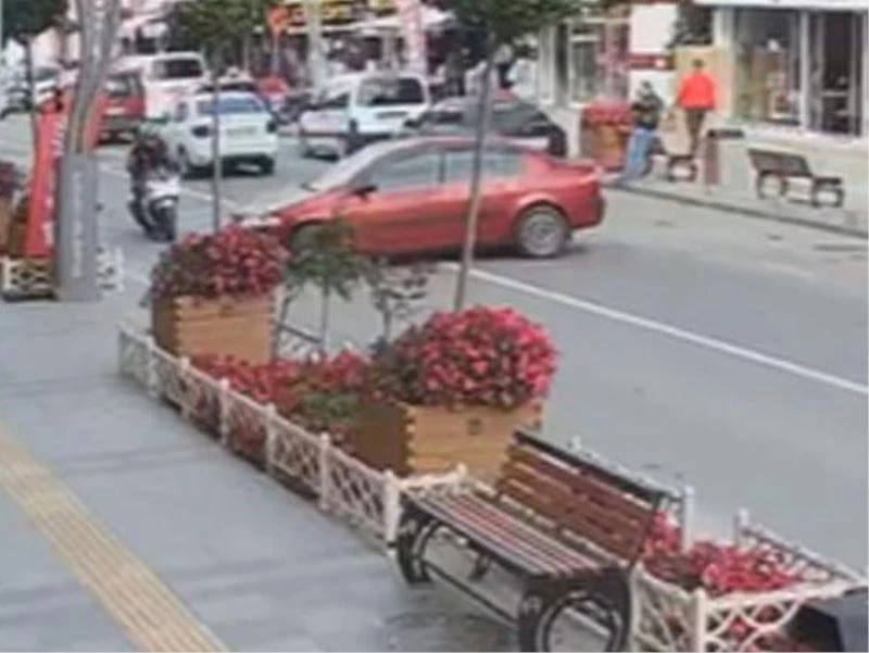 Otomobil ile motosikletin çarpışma anı güvenlik kameralarında
