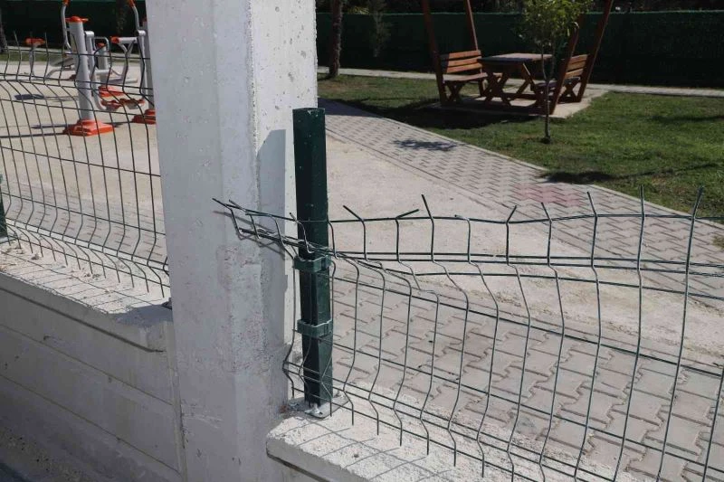 Özgürlük Mahallesinde yapımı devam eden parktaki donatılar tahrip edildi
