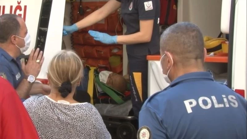 Balkondan düşen yaşlı adamı, alt komşusu tutarak hızını kesip ölümden kurtardı
