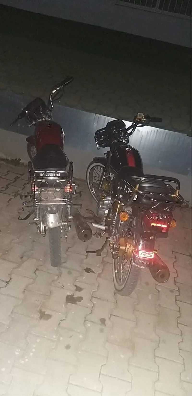 Ruhsatsız motosikletlerle yarış yaparken yakalandılar
