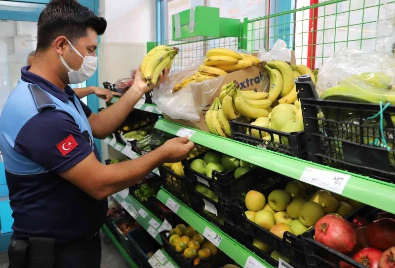 Akdeniz zabıtası, market, manav ve pazarlarda fiyat denetimi yaptı
