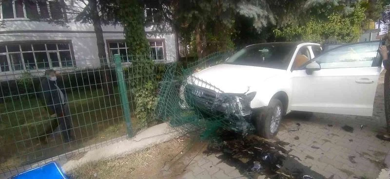Otomobil okul bahçesinin demir çitlerine çarptı, sürücü burnu bile kanamadan kurtuldu
