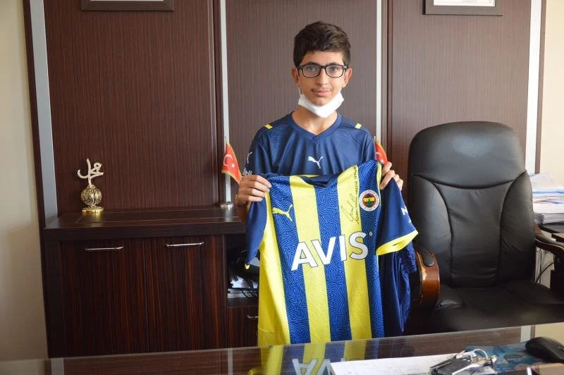 Mesut Özil’in imzalı forması yangınzede Devran’ı mutlu etti
