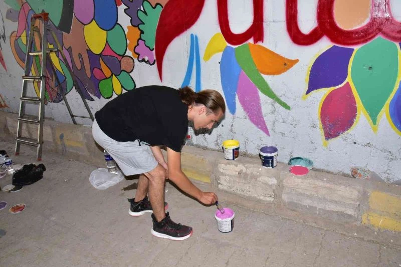 Sındırgı sokakları grafiti sanatı ile renkleniyor
