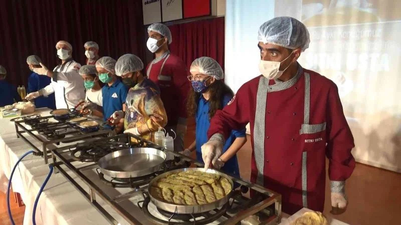 Kadayıfçı Sıtkı Usta, öğrencilere burma kadayıf ile künefe yapmayı öğretti
