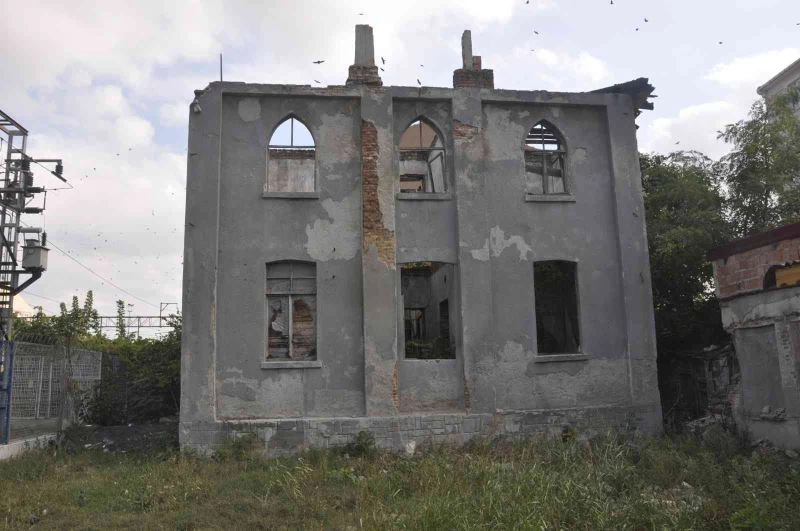 Tarihi postane binası restore edilmeyi bekliyor
