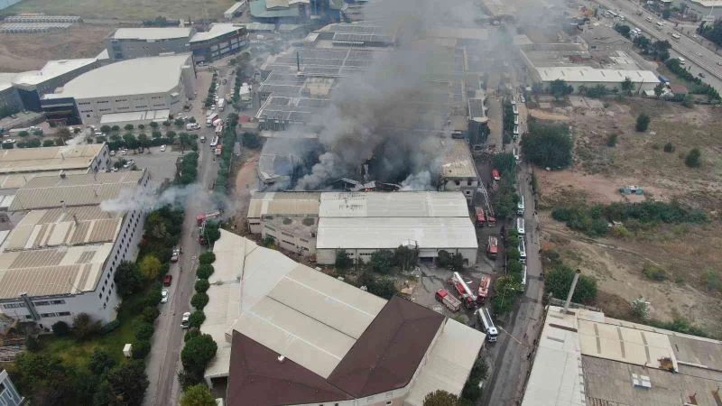 Bursa’da tekstil fabrikasındaki büyük yangın 3 saatin sonunda kontrol altına alındı

