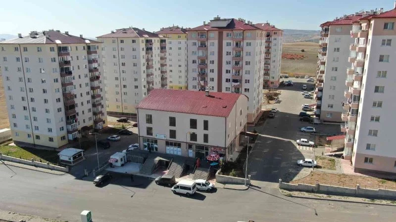 Cemaat, caminin camiye benzemesi için minare istiyor
