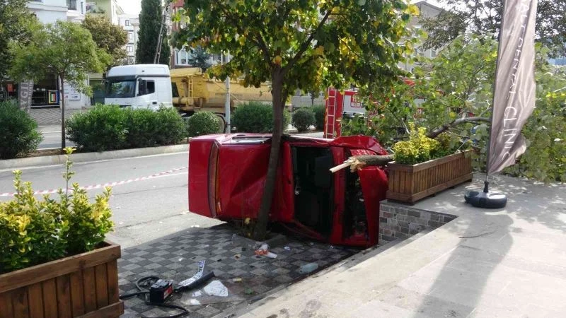 Tuzla’da otomobilin kaldırımdaki ağaçlara çarpıp yan yattığı anlar kamerada
