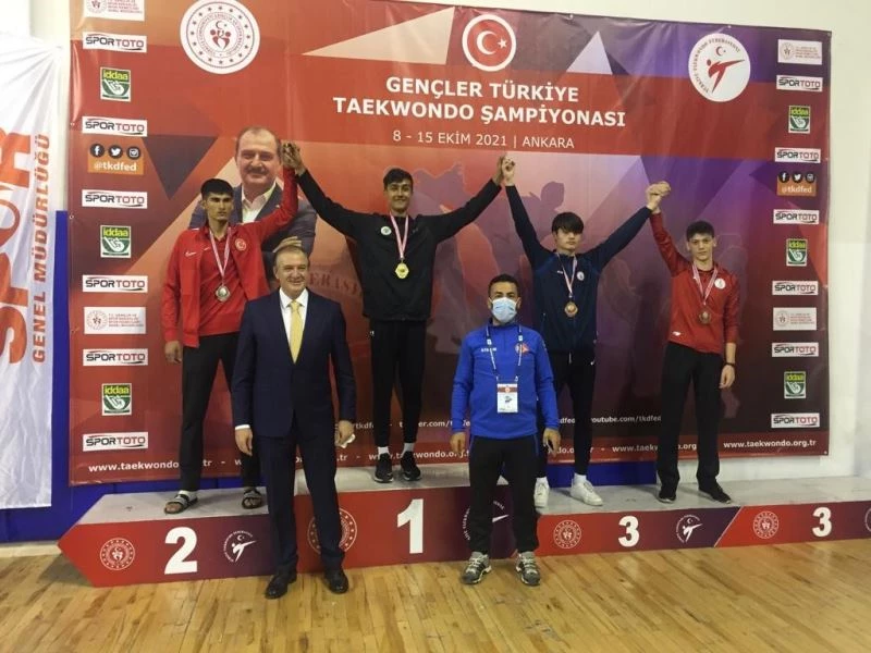Mamaklı Kadir Şantaş Gençler Türkiye Taekwondo şampiyonu

